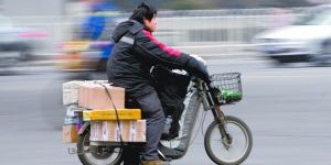 Textile: Electric vehicles support China’s e-commerce, and couriers work hard to deliver goods every day