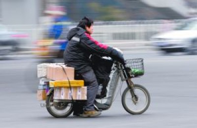 Textile: Electric vehicles support China’s e-commerce, and couriers work hard to deliver goods every day