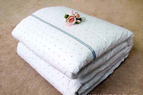 What fabric is the most comfortable for the air conditioner quilt?