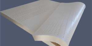 Can a latex mattress still be used if it turns yellow and flakes?