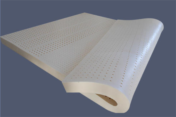 Can a latex mattress still be used if it turns yellow and flakes?