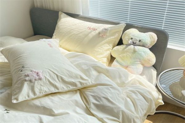 What material is good for a four-piece bed set
