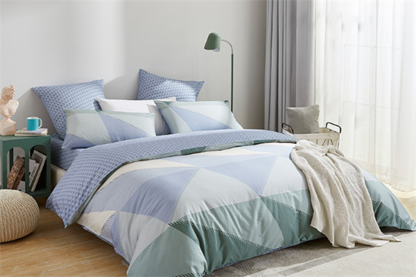 Which brand of four-piece bed set has better quality